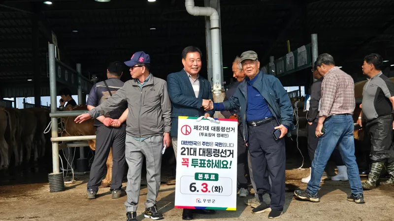 사진설명 = 일로 전통시장을 방문해 투표 참여 독려를 하고 있는 김산 군수