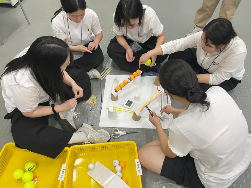 사진설명 = 광주시교육청창의융합교육원이 31일 발명센터에서 진행한 '학생 참의력 챔피언대회 광주예선'에 참가한 광주여상 ‘5다주웠다’ 팀 학생들이 즉석 과제를 해결하기 위해 논의하고 있다.
