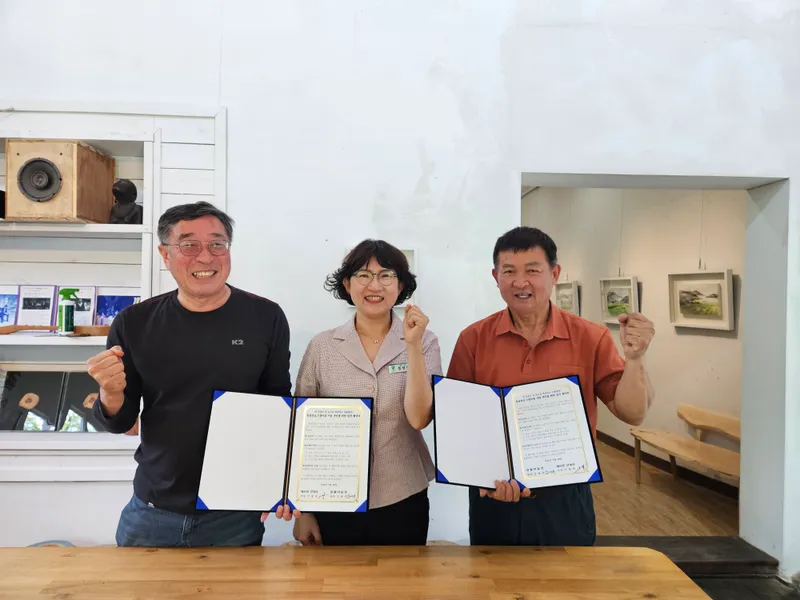 사진설명 = 28일, 산내리-잠월미술관 협약식 사진 왼쪽부터 김광원 잠월미술관장, 정선희 해보면장, 이광연 신내리 이장