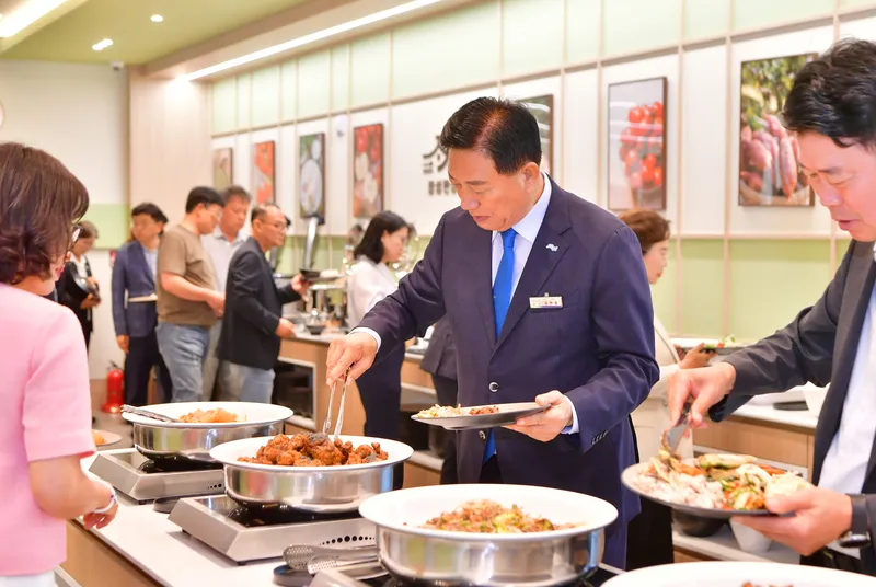 사진설명 = '장성한상' 시식회를 찾은 김한종 장성군수