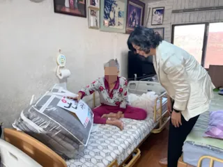사진설명 = 여름이불과 생필품을 전달하고 있는 망운면