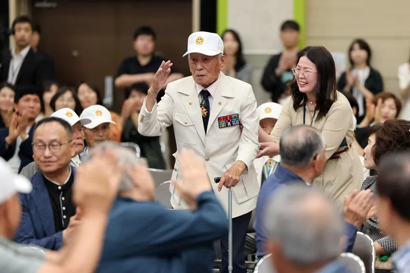 사진설명 = 호국 보훈의 달을 맞아 5일 윤상원홀에서 개최한 상생공유마당에서 올해 100세를 맞은 이돈석 어르신에게 감사를 담은 박수를 보내고 있다.