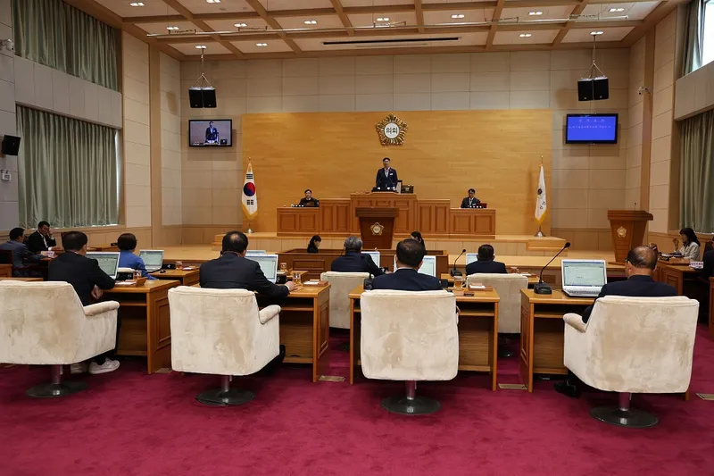 사진설명 = 6월 9일, 신안군의회 제328회 제1차 정례회 1차 본회의가 열리고 있다.