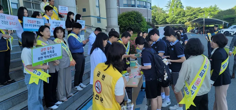 사진설명 = 등굣길 합동 캠페인을 실시 중인 모습