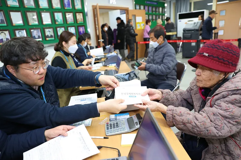사진설명 = 민생경제회복지원금 해남사랑상품권 지급