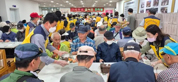 사진설명 9일 오전 광주 북구 두암동 전국천사무료급식소에서 혼밥의 외로움을 달래며 이웃과 함께 식사를 해결하는 어르신들의 웃음이 넘쳐난다. 출처 : 광주타임즈(http://www.gjtnews.com)