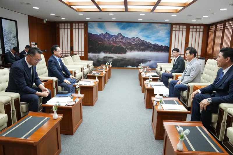 사진설명 = (9일, 함평군-전남도 간담회 사진)왼쪽 앞부터, 윤진호 기획조정실장, 김영록 전남도지사, 오른쪽 앞부터 오민수 함평군 사회단체협의회장, 이상익 함평군수,장정진 기획예산실장 © 함평군 제공