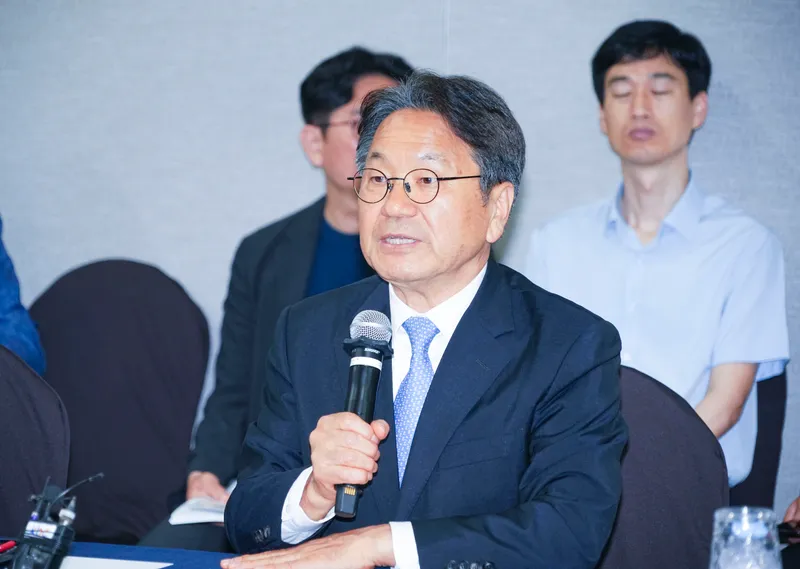 사진설명 = 강기정 광주광역시장이 10일 서울 여의도 국회 소통관에서 정진욱·전진숙 국회의원 등과 기자회견을 열고 공공배달앱 활성화를 위한 지자체 국비 지원 등을 촉구했다. /광주광역시 제공