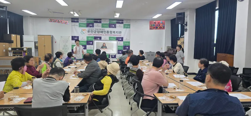 사진설명 = 장애인복지관 꽃차만들기 프로그램 모습