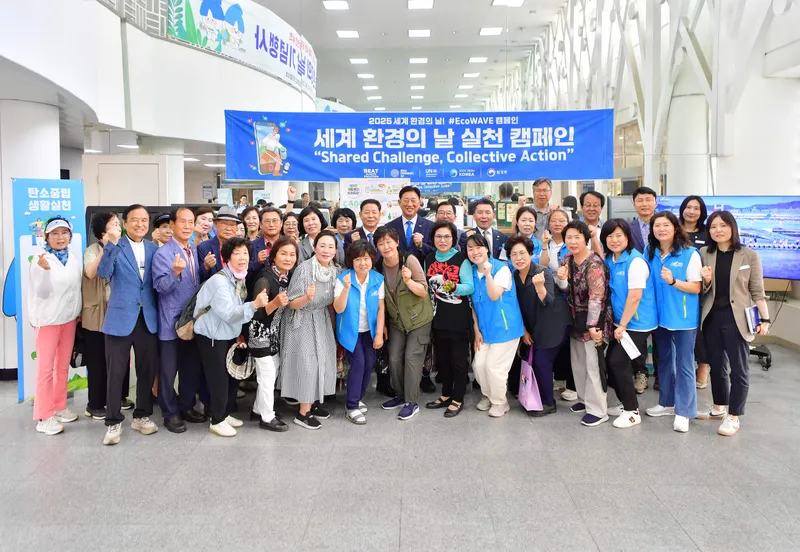 사진설명 = 그린장성21추진협의회가 10일 장성군청에서 ‘에코웨이브 캠페인’을 열었다