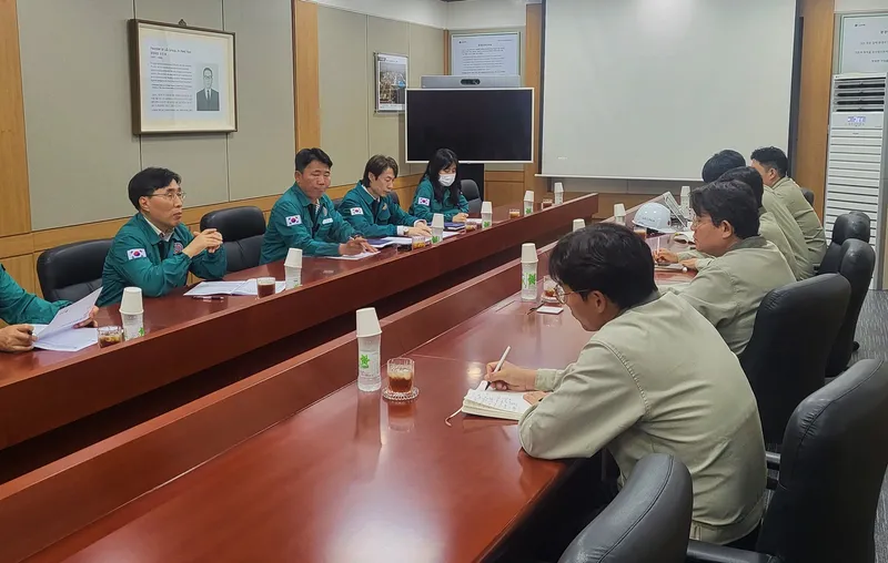 사진설명 = 안상현 부시장과 나주시 관계자들이 주요 시설 안전 점검에 나선 모습
