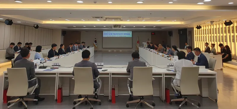 사진설명 = 광주광역시교육청이 지난 9일 시청 중회의실에서 개최한 ‘2025년 빛고을 직업 교육 혁신지구 제1차 협력위원회’에서 참석자들이 현안을 논의하고 있다./광주광역시교육청 제공