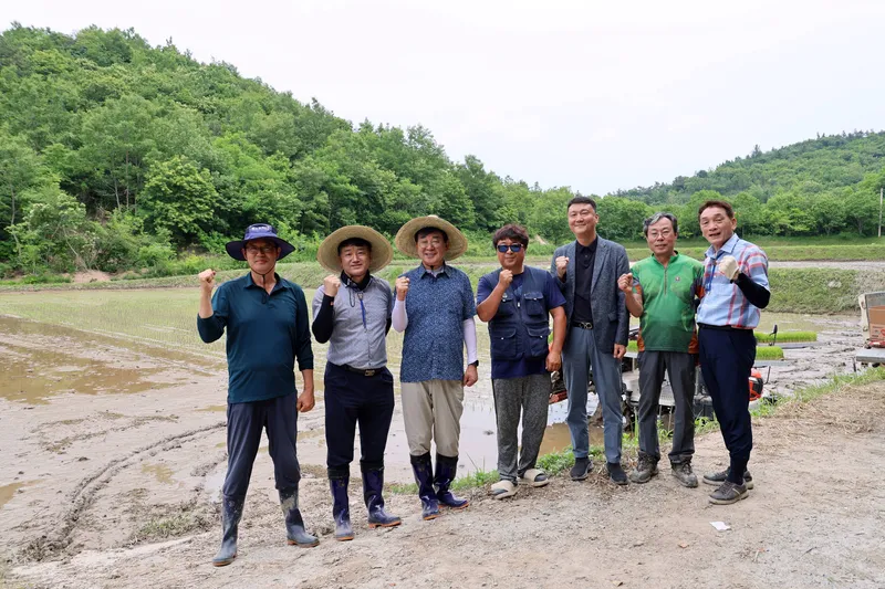 사진설명 = 장흥군수, 모내기일손돕기