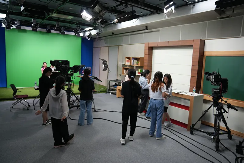 사진설명 = 지난달 29일 광주시교육청교육연구정보원 스튜디오에서 열린 '초등 아나운서 아카데미'에서 카메라테스트 실습과정에 참여하고 있다/광주시교육청 제공