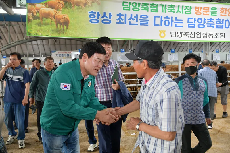 사진설명 = 정철원 담양군수, 축산농가 애로 청취 위해 가축시장 현장 방문