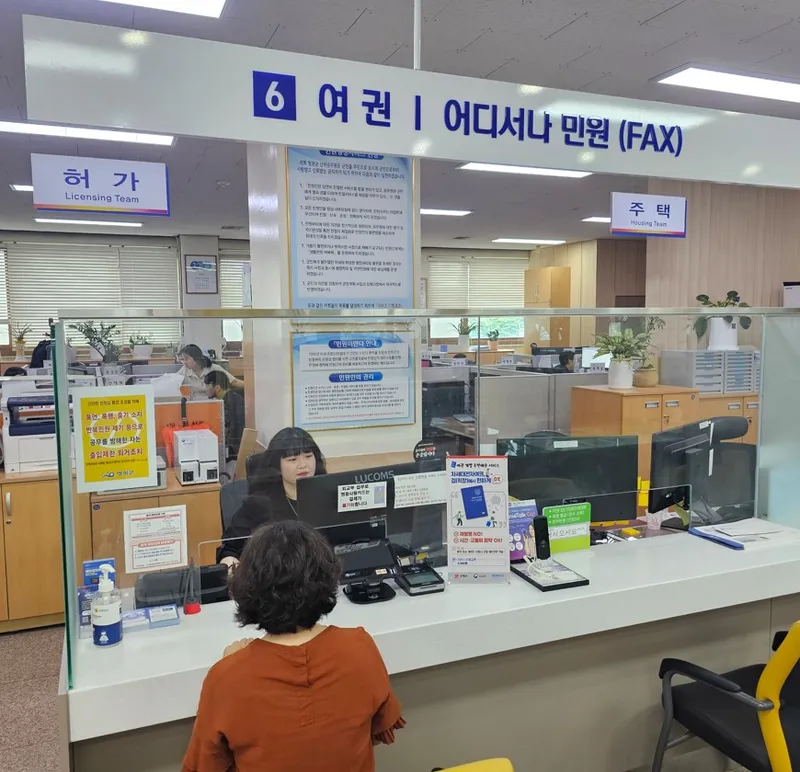 사진설명 = 야간 여권 민원실 운영