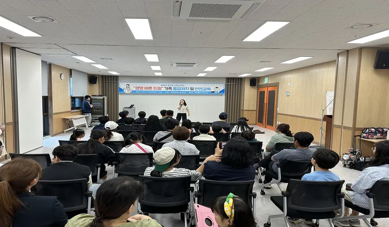 사진설명 = 응급처치와 안전교육 진행하고 있는 무안군 드림스타트