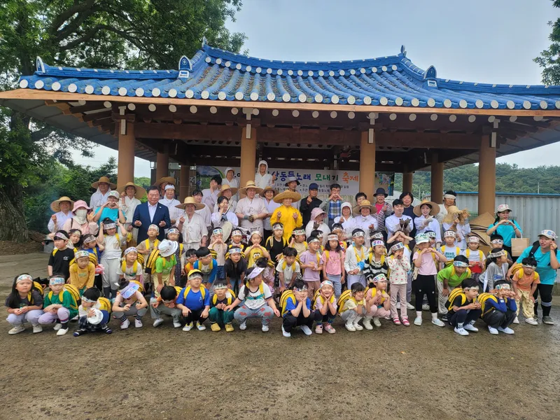 사진설명 = 상동들노래 모내기 행사에 참여한 어린이집 원아들