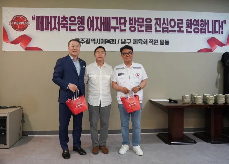 사진설명 = 전갑수 체육회장(왼쪽), 김동언 페퍼스 배구단장, 박재홍 남구체육회장이 기념품 전달 후 기념촬영을 하고 있다.