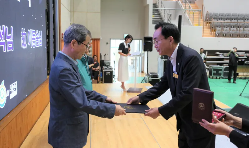 사진설명 = 윤병태 나주시장이 무공훈장 전수식을 하고 있다. (사진제공-나주시)