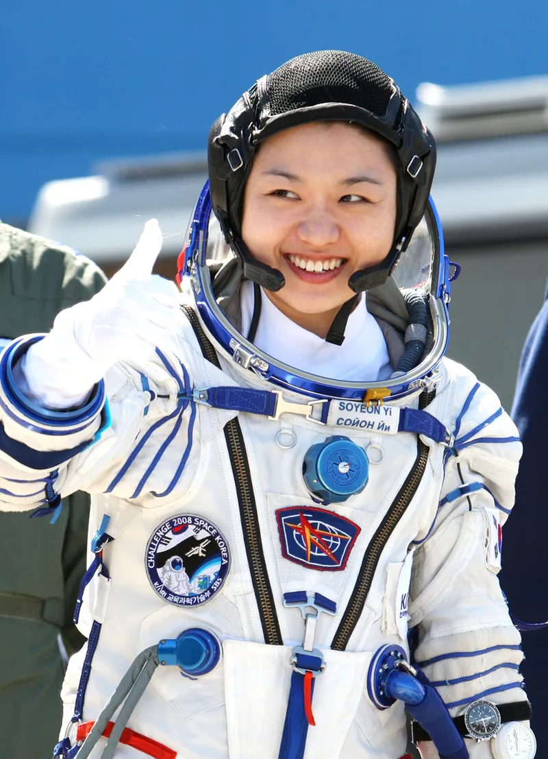 사진설명 = 한국 최초 우주인 이소연 박사가 발사일에 엄지를 치켜들고 있다