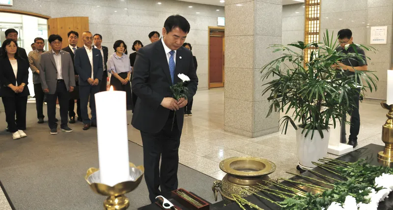 사진설명 =이정선 교육감과 간부들은 17일 광주학생독립운동기념회관 회의실에서 열린 ‘6월 기관장 회의’ 이후 회관 1층에 마련된 참배실을 찾아 순국선열들의 넋을 기리고 추모하는 시간을 가졌다./광주시교육청 제공