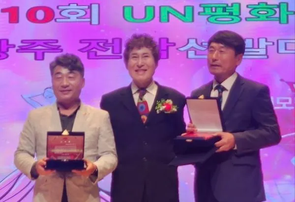 사진설명 = 국제모델총연합회 김종훈 회장이 김옥수 서구의원과 정창우 남구의원에게 감사패 수여 후 기념 촬영