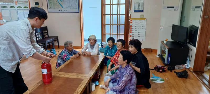 사진설명 = 무더위쉼터로 지정된 경로당 안전점검 모습