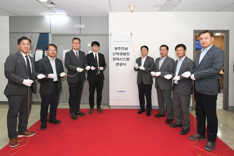 사진설명 = 준공식 기념사진_왼쪽 3번째부터 에너지기술평가원 이재설 본부장, 산업통상자원부 류영규 전력계통혁신과 사무관, 한전 문일주 기술혁신본부장, 한전 한병준 광주전남본부장