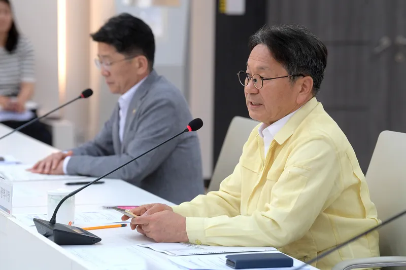 사진설명 = 강기정 광주광역시장이 18일 오전 시청 중회의실에서 공공기관장 등이 참석한 가운데 열린 골목경제 상황회의에 참석, 기관별 소비촉진 및 골목경제 활성화 방안에 대한 토론을 하고 있다. /광주광역시 제공