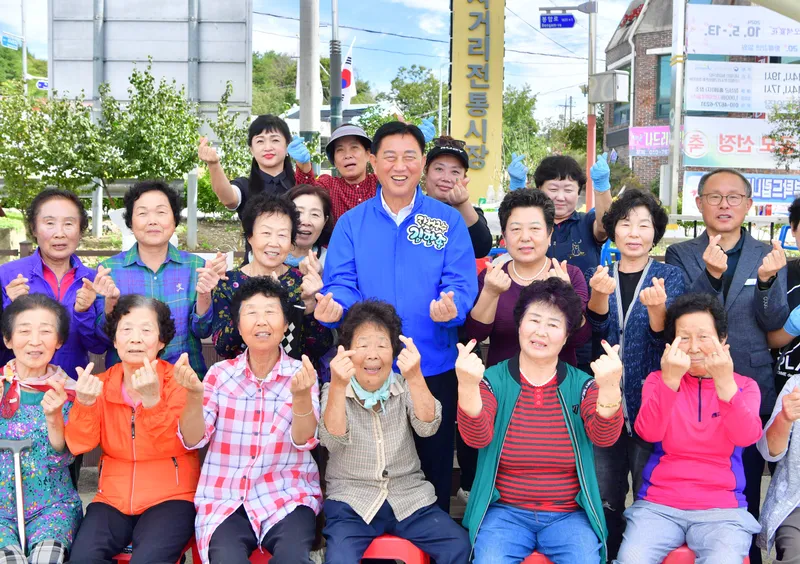 사진설명 = 장성군이 폭염 취약 노인 보호에 나선다. 사진 중앙 김한종 군수