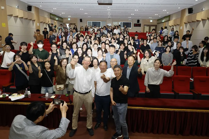 사진설명 = 안토니곰리와 참석자 단체 사진
