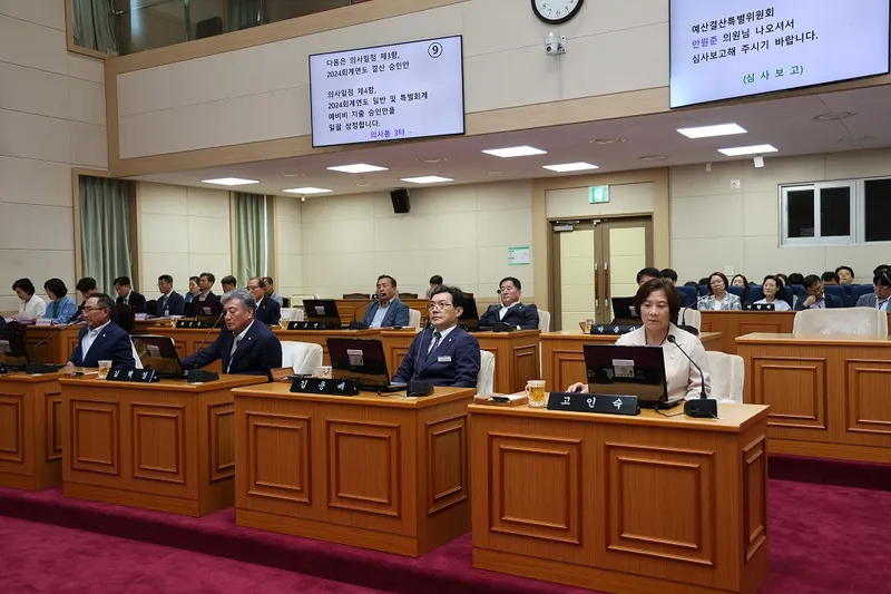 사진설명 =신안군의회 328회 제1차 정례회 제2차 본회의