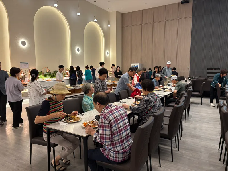 사진설명 = ‘메리포엠웨딩홀’ 우산동 나눔식당 4호점 개소식 사진