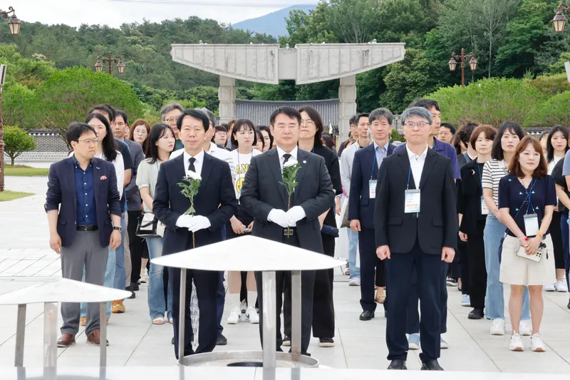 사진설명 = 이정선 광주광역시교육감(맨 앞줄 가운데)이 20일 전국 국립사범대부설중·고연합회 김정근 회장(맨 앞줄 왼쪽), 현석룡 전남대부설고 교장(맨 앞줄 오른쪽) , 전국 국립사범대부설중·고연합회 교사 등과 함께 국립5·18민주묘지를 참배하고 있다./광주광역시교육청 제공