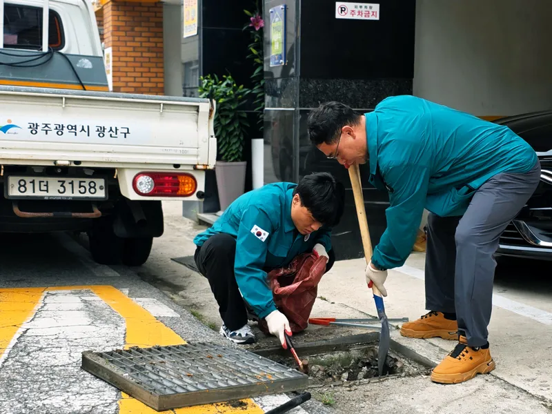 사진설명 =광산구가 20일 송정1동에서 장마철을 대비해 빗물받이를 점검하고 있다.