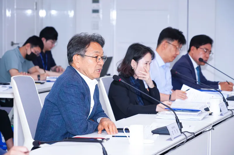 사진설명 = 강기정 광주광역시장이 20일 오후 시청 소회의실에서 배달앱 운영사, 가맹점, 라이더 관계자 등과 광주공공배달앱 활성화 방안을 논의하고 있다./광주광역시 제공
