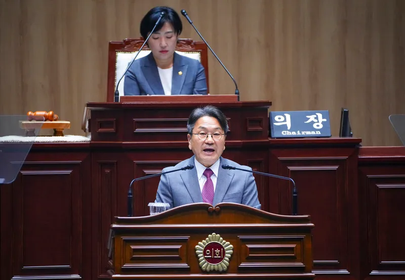 사진설명 = 강기정 광주광역시장이 23일 오전 시의회 본회의장에서 열린 '제333회 임시회'에 참석해 ‘2025년도 제1회 추가경정예산안 및 기금운용변경계획안 제안설명’을 하고 있다. /광주광역시 제공