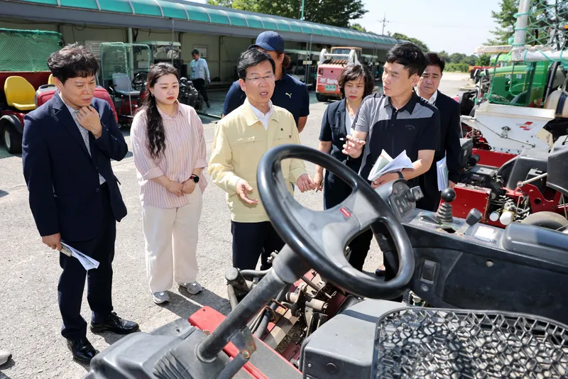 사진설명 = 박병규 광산구청장이 23일 광산CC 직영 전환을 앞두고 광산CC 근로자와 현장 점검을 실시했다.