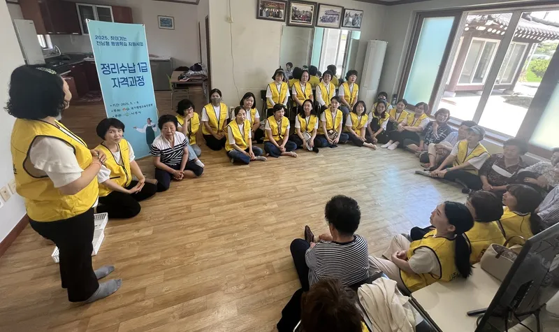 사진설명 = 정리 수납 1급 자격 과정’ 수료자들의 실습 및 재능기부 활동. (사진제공-나주시)