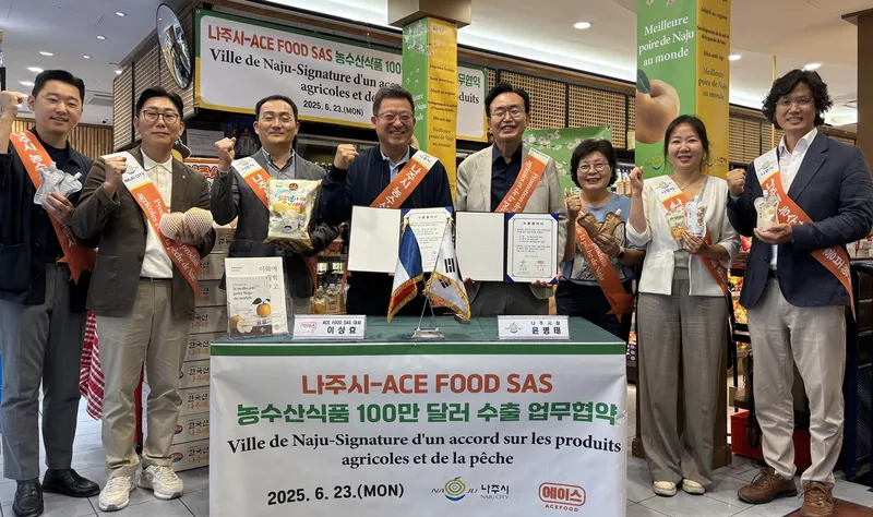 사진설명 = 윤병태 나주시장은 23일 프랑스 파리에서 현지 유통업체인 에이스푸드 이상효 대표와 100만 달러 규모의 농수산식품 수출협약을 체결했다.