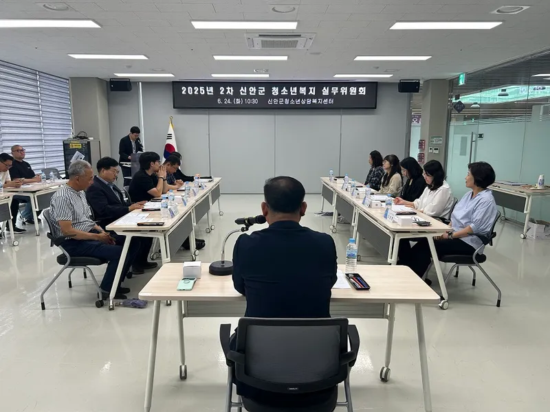 사진설명 = 24일, 신안군가족센터, 2025년 2차 청소년복지 실무위원회 정기회의를 개최