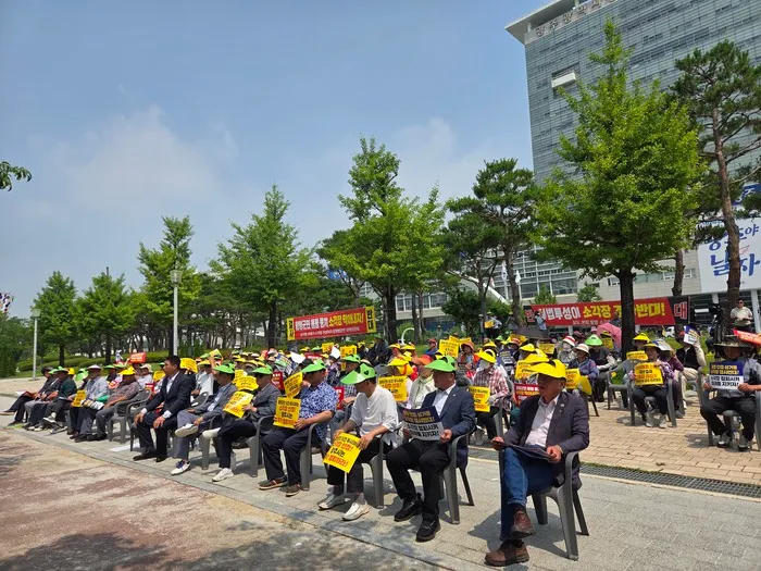 사진설명 = 함평군 범군민대책위원회(상임대표 오민수)와 함평군민 400여 명이 광산구 삼거동에 추진 중인 쓰레기 소각장 건설 계획에 반대하며 무기한 집회를 시작했다. 사진= 함평군 범군민대책위원회