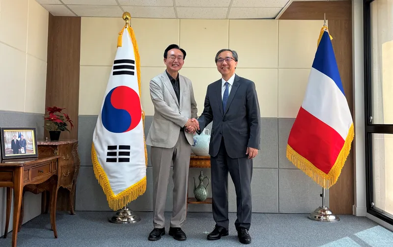 사진설명 = 윤병태 나주시장(왼쪽)은 문승현 주프랑스 대한민국대사(오른쪽)와 만나 프랑스 도시들과의 지속적인 교류 확대 방안과 한불수교 140주년을 기념한 연계 행사에 대한 외교적 협력을 요청했다