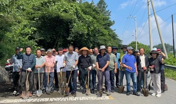 사진설명 = 동강면 일제대청소 단체사진