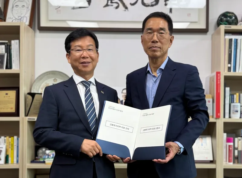 사진설명 = 박병규 광산구청장이 지난 25일 국회에서 국회 환경노동위원회 간사를 맡고 있는 김주영 의원(오른쪽)을 만나 광산구 경제위기 상황을 설명하고, 고용위기지역 지정 협조를 요청했다.