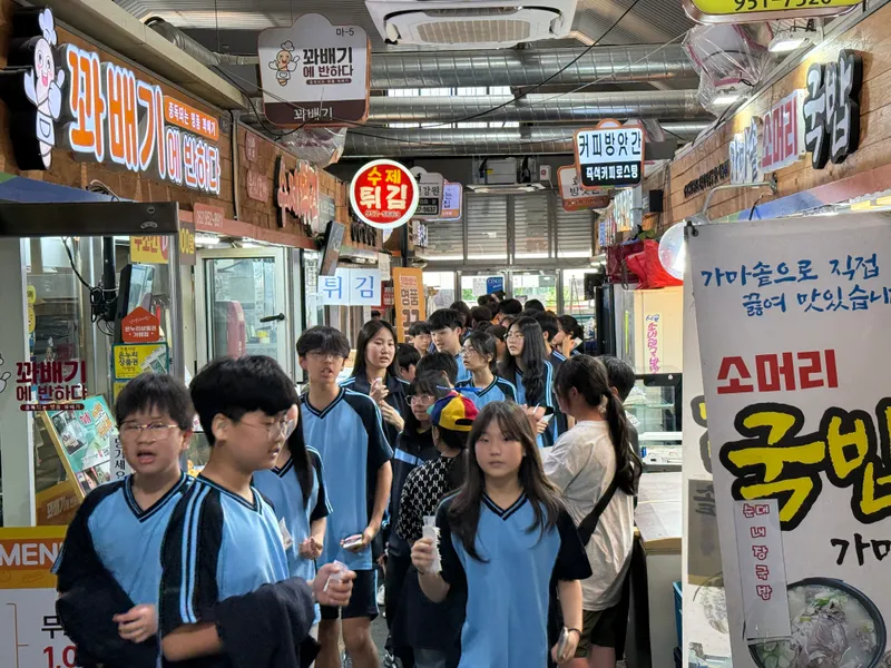 사진설명 = 광주시교육청이 26일 월곡시장에서 진행한 전통시장 학생 체험교육에서 월곡중 학생들이 장보기 체험을 하고 있다. / 광주광역시교육청 제공