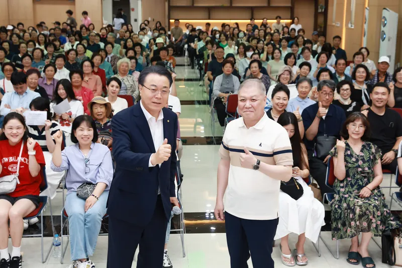 사진설명 = ‘2025 군민행복 아카데미’ 4회차 강연에서 구복규 화순군수와 권일용 강사