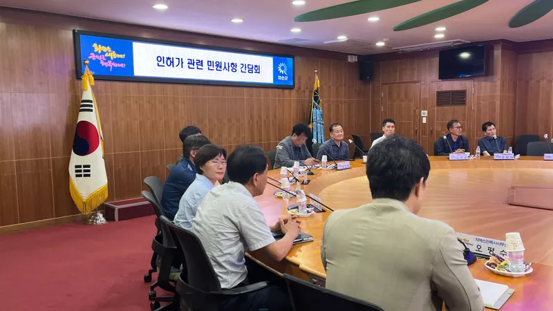 사진설명 = 건축사 및 건축관계자들이 인허가 과정에 대해 논의하는 모습