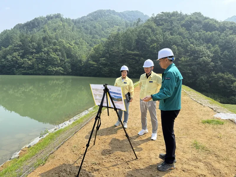 사진설명 = 우기 재해예방을 위한 현장을 점검하고 있는 곡성군 관계자들
